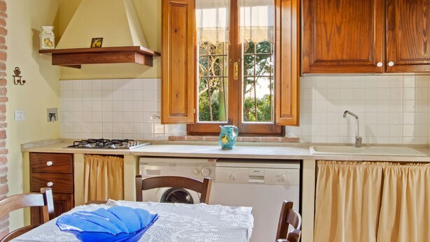 Private kitchen - Cozy Holiday Home in Castiglione del Lago With Swimming Pool (Castiglione del Lago)