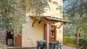 Balcony - Cozy Holiday Home in Castiglione del Lago With Swimming Pool (Castiglione del Lago)