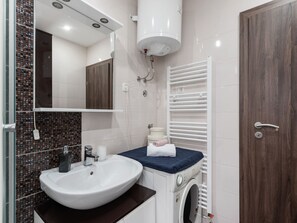 Bathroom | Shower, towels