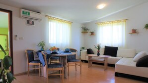 Living room - Charming Holiday Home in Pula With Fenced Garden (Pula)