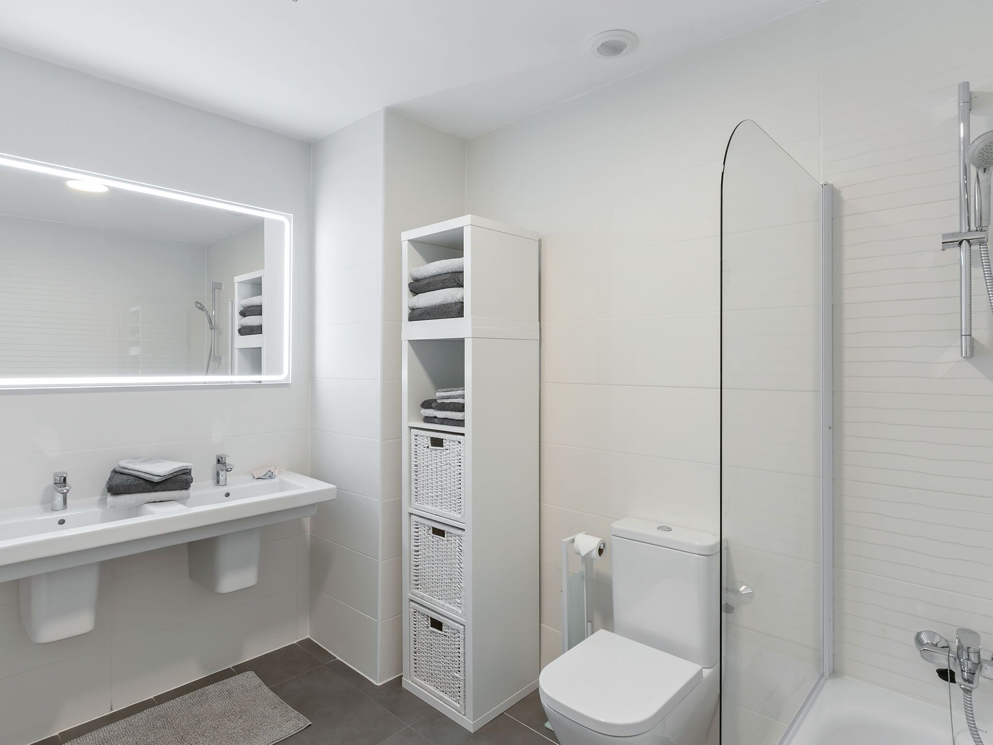 Apartemen | Kamar mandi | Kombinasi shower/bathtub dan pengering rambut