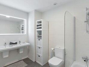Apartemen | Kamar mandi | Kombinasi shower/bathtub dan pengering rambut