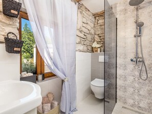 Shower, towels - Luxurious Holiday Home in Zvone?e With Swimming Pool (Matulji)