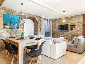 Dining - Luxurious Holiday Home in Zvone?e With Swimming Pool (Matulji)