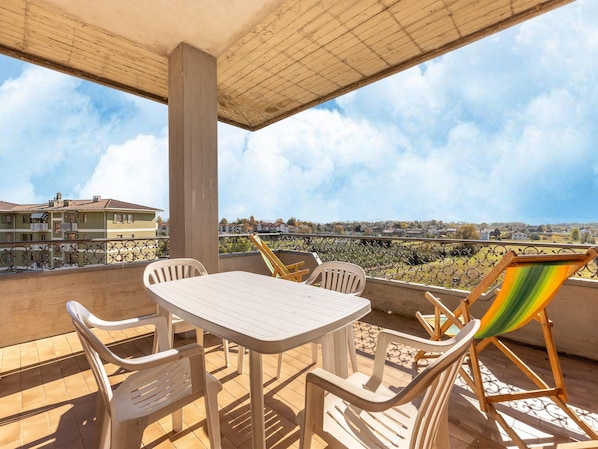 Balcony - Serene Lakeview Apartment (Tuoro sul Trasimeno)