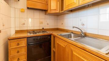 apartman | Privát konyha | Elektromos vízforraló és etetőszék