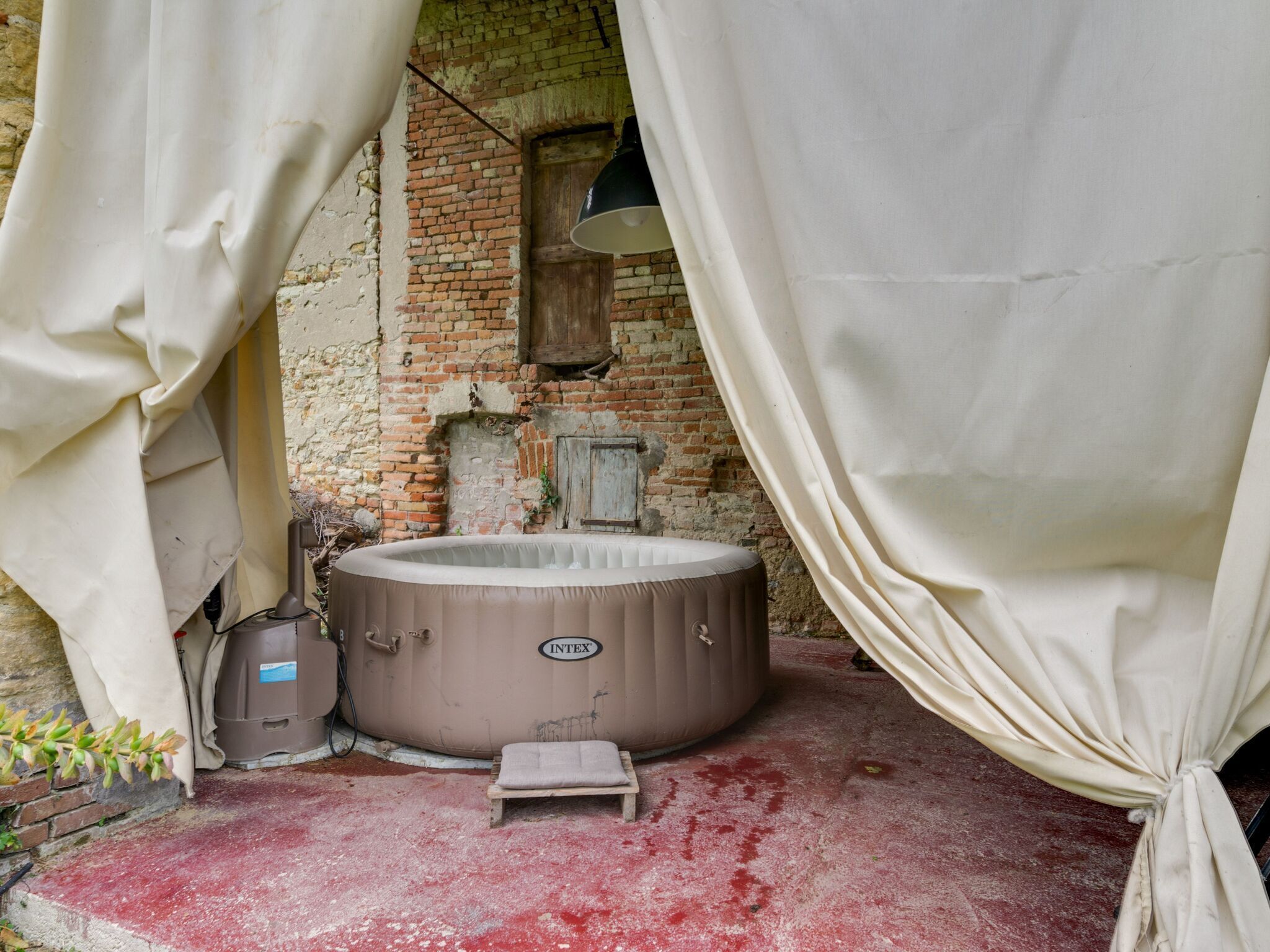 Shower, bidet, towels
