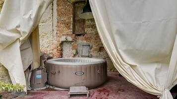 Shower, bidet, towels