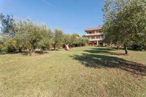 Exterior - Spacious Lakefront Apartment (Tuoro sul Trasimeno)