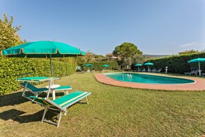 Outdoor pool - Spacious Lakefront Apartment (Tuoro sul Trasimeno)