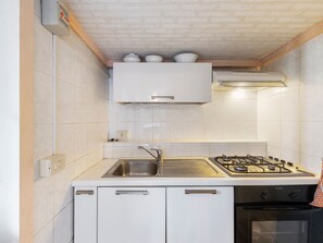Private kitchen - Restful Holiday Home in Sanremo With Terrace (Sanremo)