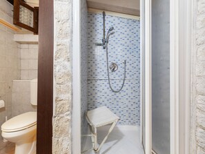 House | Bathroom | Shower, towels