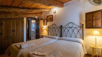 Cottage | 3 bedrooms, individually furnished, iron/ironing board, bed sheets