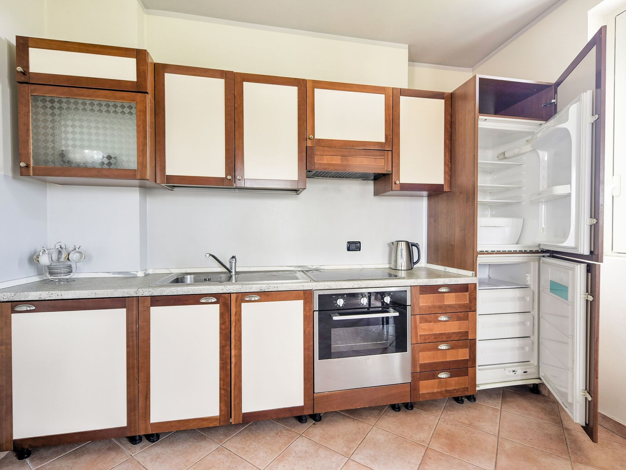 Fridge, oven, coffee/tea maker, high chair