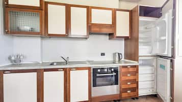 Fridge, oven, coffee/tea maker, high chair