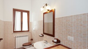 House | Bathroom - Quaint Farmhouse in Gubbio With Swimming Pool (Gubbio)