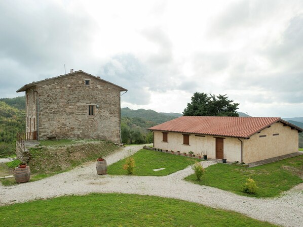House | Exterior - Quaint Farmhouse in Gubbio With Swimming Pool (Gubbio)