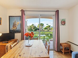 Dining - Picturesque Apartment in Saint-raphael With Balcony (Saint-Raphael)