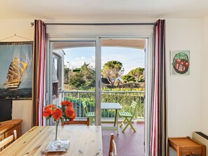 House | Balcony - Picturesque Apartment in Saint-raphael With Balcony (Saint-Raphael)