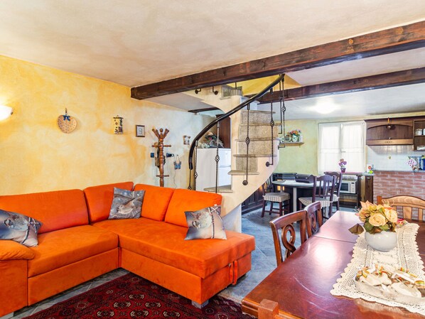 Living room - Pleasant Holiday Home in Serravalle Scrivia With Garden (Gavi)