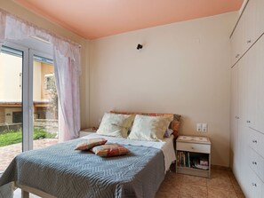 2 bedrooms, individually furnished, bed sheets - Welcoming Apartment in Venerato With Garden (Heraklion)