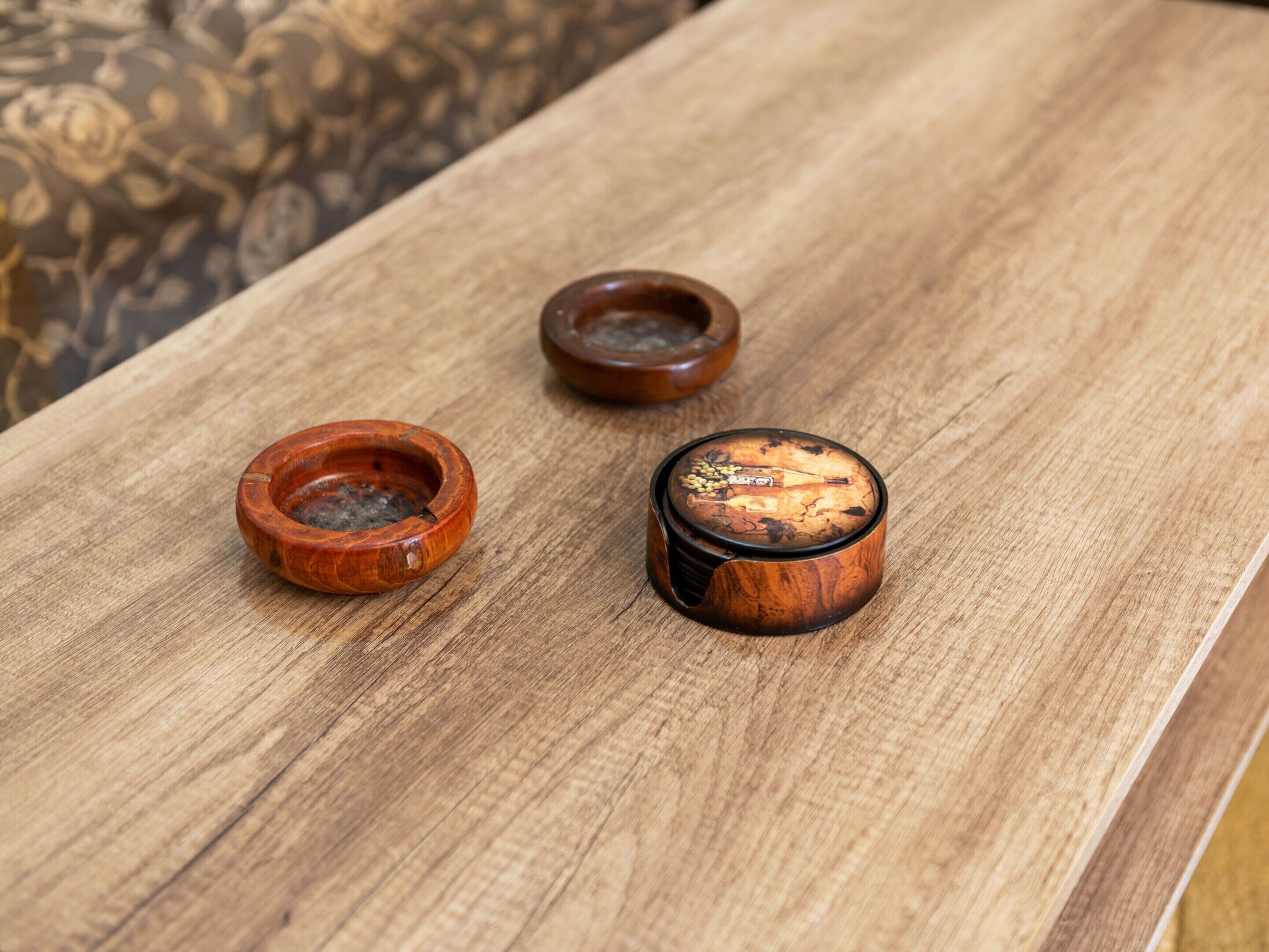 Drie houten kommen op een houten tafel.