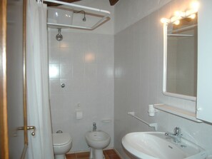 Shower, towels - Elegant Apartment in Castelfiorentino With Swimming Pool (Gambassi Terme)