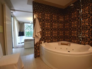 Apartment | Badezimmer | Badewanne, Handtücher