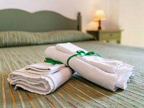 1 Schlafzimmer, Babybetten, Bettwäsche