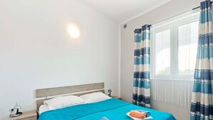2 عدّة غرف نوم وطراز فريد لكل وحدة وملاءات أسرّة
