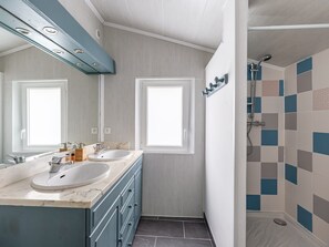 Rumah | Kamar mandi | Shower dan handuk