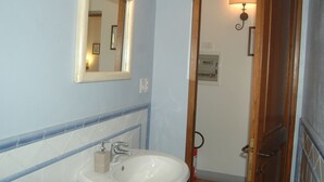 Casa | Baño | Regadera y toallas 