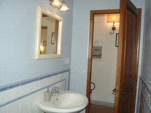 Bathroom - Vintage Apartment in Certaldo With Swimming Pool (Certaldo)