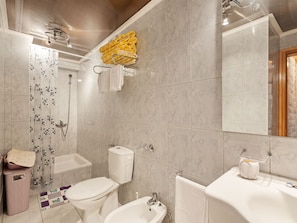 Apartment | Bathroom | Shower, towels - Lavish Apartment in Polaca With Swimming Pool (Polaca)