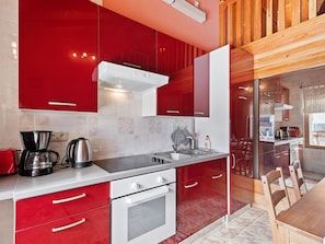 Apartment | Private kitchen | Fridge, microwave, electric kettle, toaster - Lavish Apartment in Polaca With Swimming Pool (Polaca)