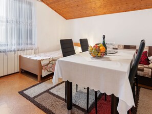 Dining - Peaceful Apartment in Poreč with Garden  (Porec)