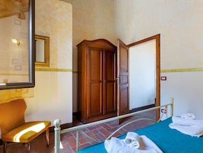 House | 1 bedroom, individually furnished