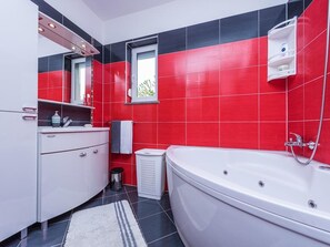 House | Bathroom | Bathtub, towels