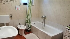 Bathtub - Classy Apartment in Pula With Swimming Pool (Marcana)