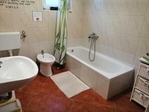 Bathtub - Classy Apartment in Pula With Swimming Pool (Marcana)