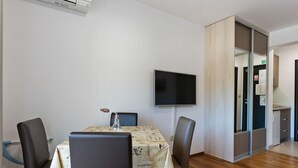 Unclassified image, 5 of 31, button