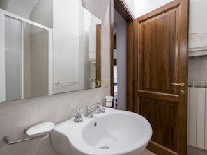 House | Bathroom | Shower, towels