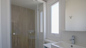 House | Bathroom | Shower, towels - Beautiful Holiday Home in Grandcamp Near the sea With Swimming Pool (Grandcamp-Maisy)