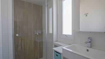Rumah | Kamar mandi | Shower dan handuk
