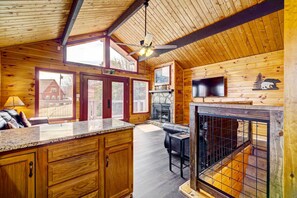Fridge, microwave, stovetop, dishwasher - Tennessee Chalet (Gatlinburg)