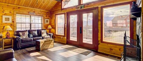 Cabin, Multiple Beds, Hot Tub, Mountain View | Living room | 42-inch TV with cable channels, fireplace