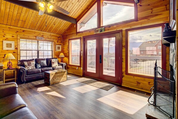 Cabin, Multiple Beds, Hot Tub, Mountain View | Living room | 42-inch TV with cable channels, fireplace