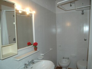 Bathroom - Tasteful Apartment in Gambassi Terme With Pool (Gambassi Terme)