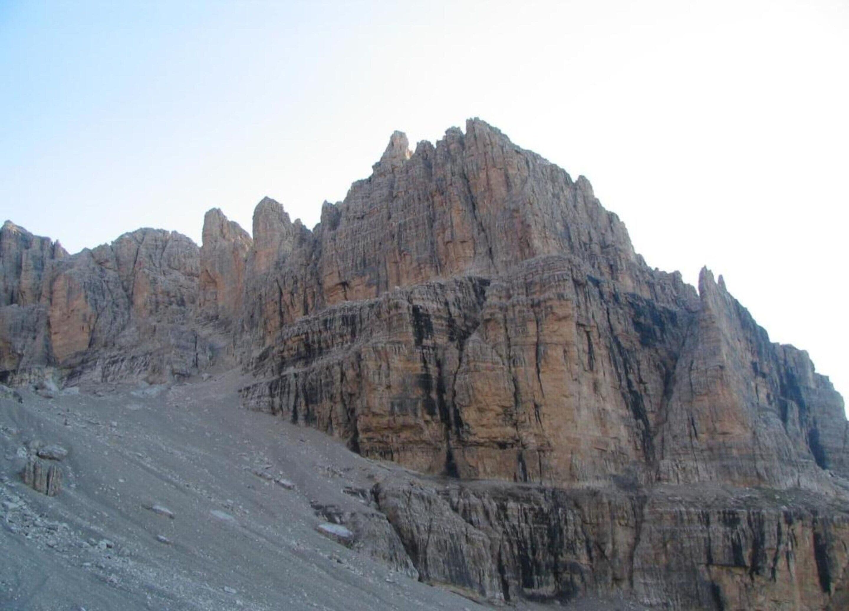 Eine zerklüftete Berglandschaft mit schichtweise angeordneten Felsen.