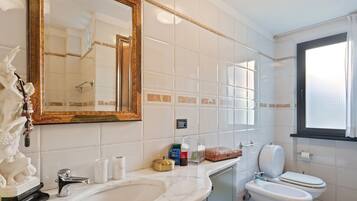 Appartamento | Bagno | Combinazione doccia/vasca, asciugamani